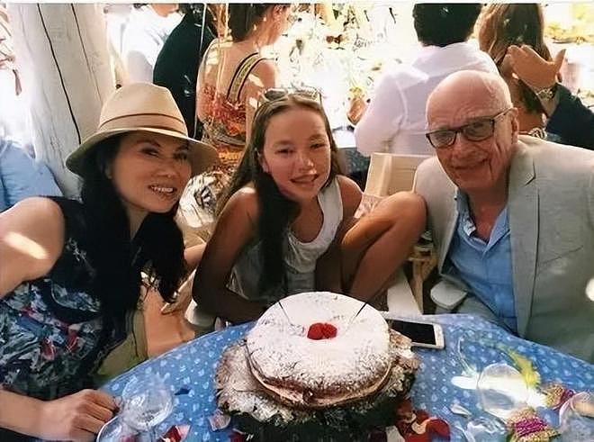 邓文迪俩女儿：乖巧懂事深得默多克宠爱，老大进高盛，老二更厉害（组图） - 18