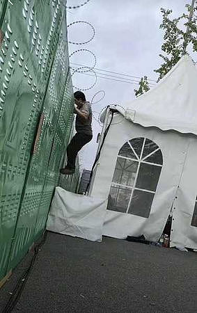 男子潜伏16小时“混进周杰伦演唱会”只为卖水！身份曝光网全跪了（组图） - 2