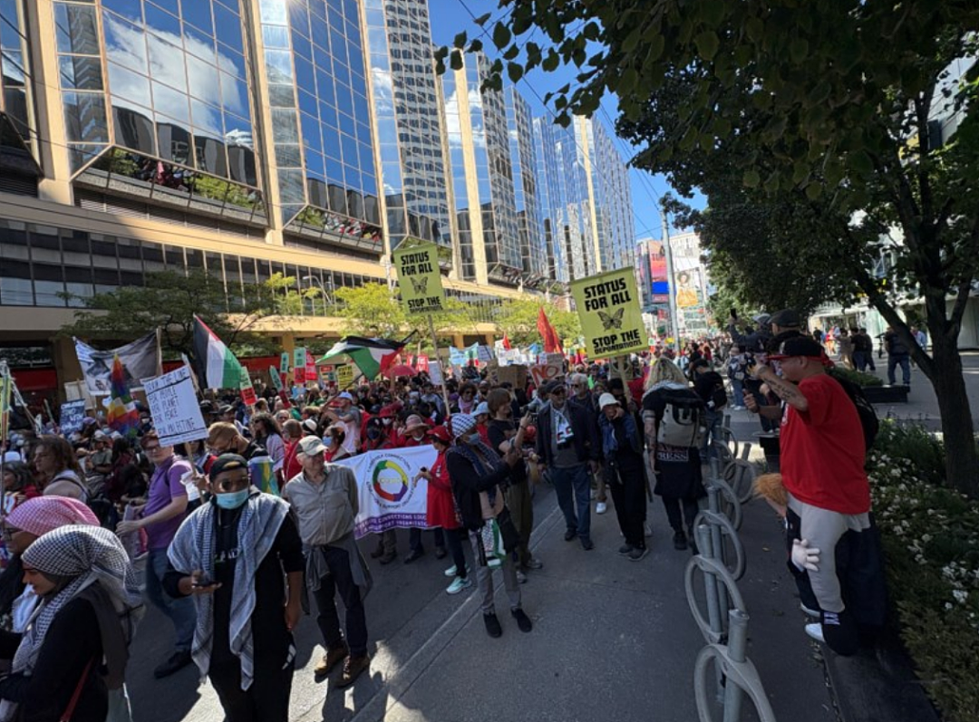 加拿大爆发“全国抗议“！多伦多数千人涌上街头，反对卡尼5大新政！警方出动，多人被捕（组图） - 10