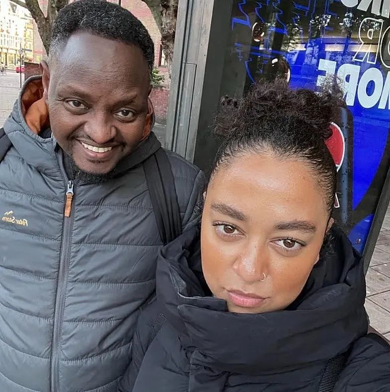 英国大妈旅游时爱上非洲服务员，为他砸钱却被骗？结果网友发现她才是狠角色...（组图） - 11