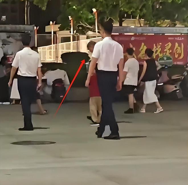 富豪也得带娃!他带外孙上游乐场,全程不撒手(组图) - 8