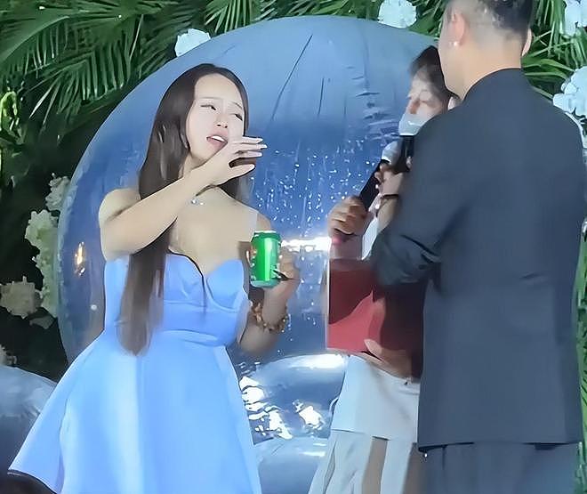 邹市明夫妇参加婚宴,冉莹颖喝多上台吹瓶!拳王羞愧捂脸(组图) - 21