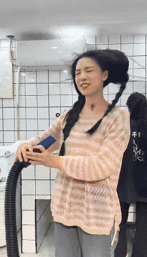 【宠物】网友给狗子洗完澡用吹风机开起了演唱会,狗子也超配合…演唱会的风还是吹到了狗届(组图) - 11