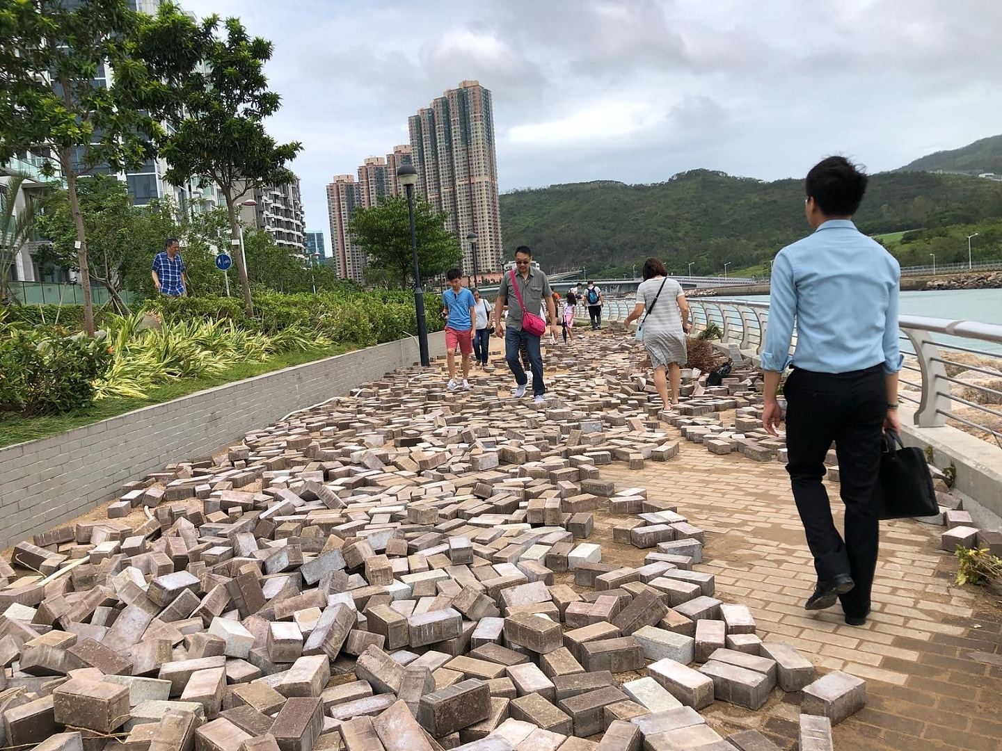 超强台风桦加沙来袭，广东香港多地停工、停课，港人超市扫货“好像拍灾难片”（视频/组图） - 7
