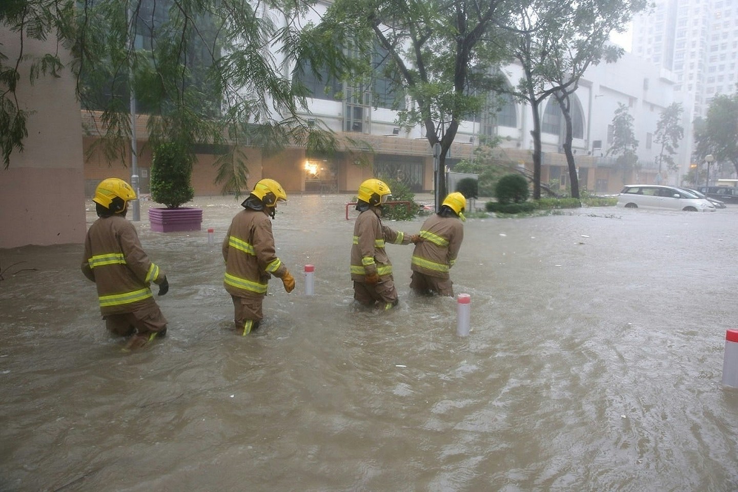 超强台风桦加沙来袭，广东香港多地停工、停课，港人超市扫货“好像拍灾难片”（视频/组图） - 6
