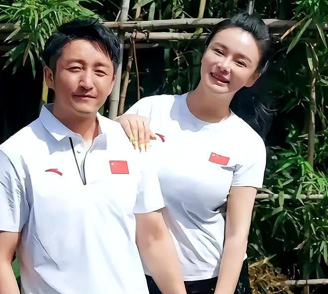 邹市明夫妇参加婚宴,冉莹颖喝多上台吹瓶!拳王羞愧捂脸(组图) - 9