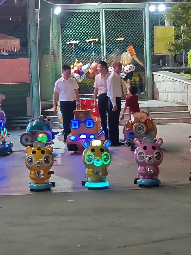 富豪也得带娃!他带外孙上游乐场,全程不撒手(组图) - 3