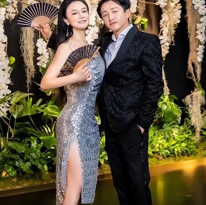 邹市明夫妇参加婚宴,冉莹颖喝多上台吹瓶!拳王羞愧捂脸(组图) - 5
