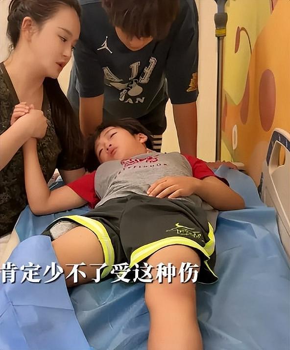 邹市明夫妇参加婚宴,冉莹颖喝多上台吹瓶!拳王羞愧捂脸(组图) - 23