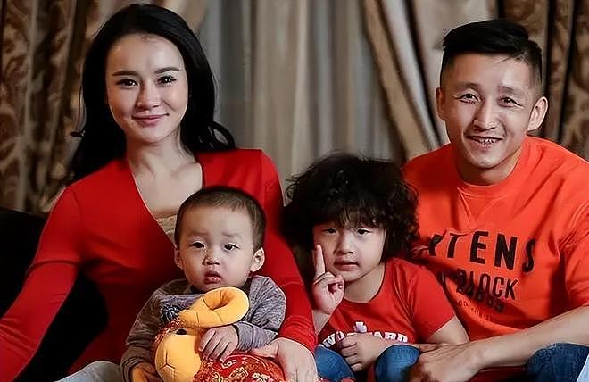 邹市明夫妇参加婚宴,冉莹颖喝多上台吹瓶!拳王羞愧捂脸(组图) - 11
