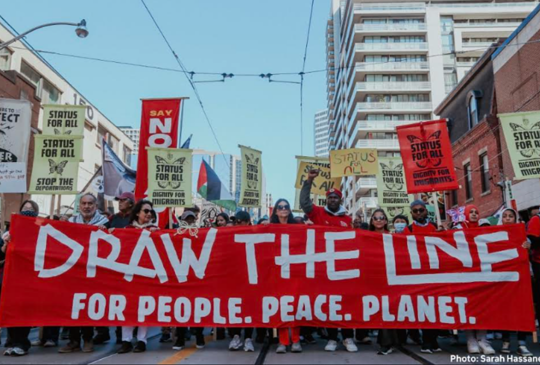 加拿大爆发“全国抗议“！多伦多数千人涌上街头，反对卡尼5大新政！警方出动，多人被捕（组图） - 4