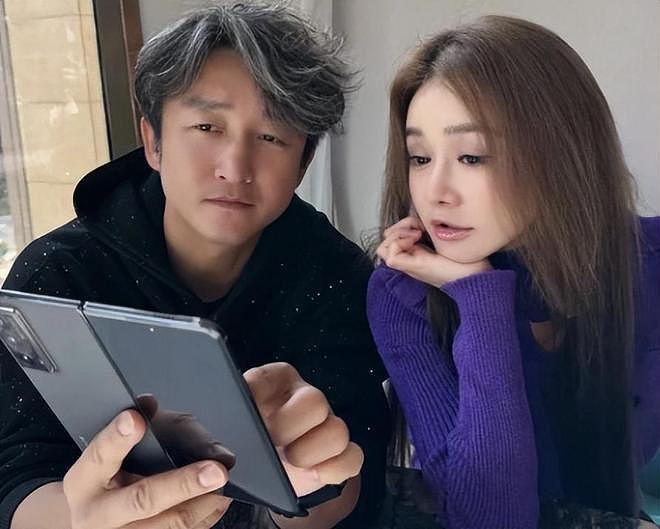 邹市明夫妇参加婚宴,冉莹颖喝多上台吹瓶!拳王羞愧捂脸(组图) - 16