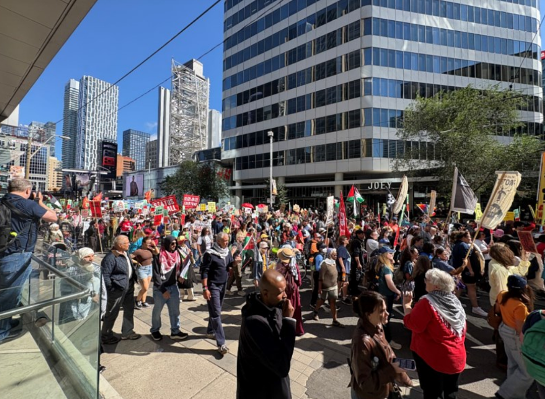 加拿大爆发“全国抗议“！多伦多数千人涌上街头，反对卡尼5大新政！警方出动，多人被捕（组图） - 6