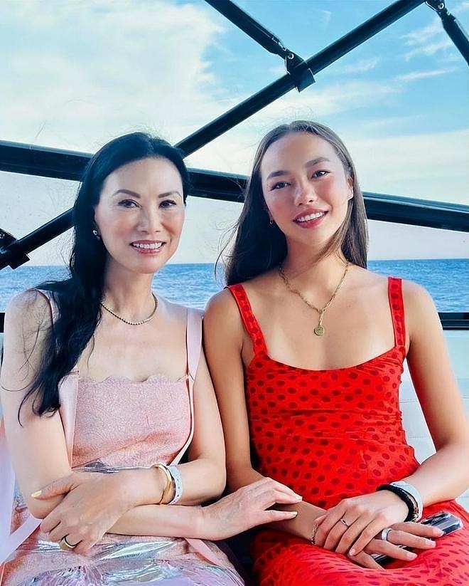 邓文迪俩女儿：乖巧懂事深得默多克宠爱，老大进高盛，老二更厉害（组图） - 14
