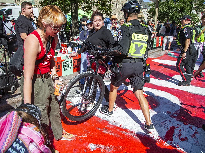 加拿大爆发“全国抗议“！多伦多数千人涌上街头，反对卡尼5大新政！警方出动，多人被捕（组图） - 14
