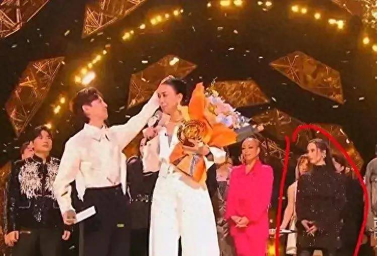 “歌手”黑幕?迪玛希后台忘关麦克风爆出大瓜(组图) - 1