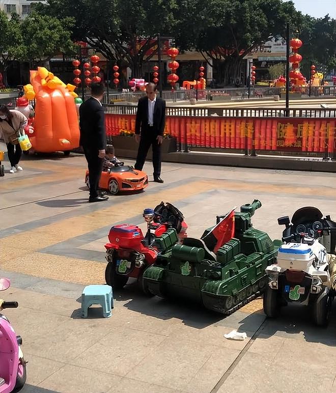 富豪也得带娃!他带外孙上游乐场,全程不撒手(组图) - 16
