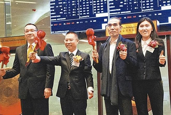 富豪也得带娃!他带外孙上游乐场,全程不撒手(组图) - 10