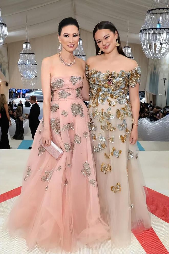 邓文迪俩女儿：乖巧懂事深得默多克宠爱，老大进高盛，老二更厉害（组图） - 12