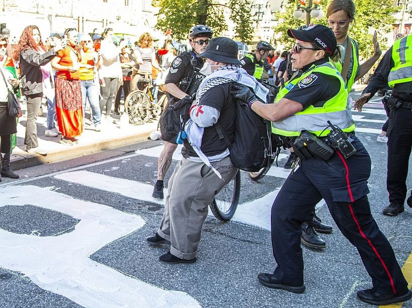 加拿大爆发“全国抗议“！多伦多数千人涌上街头，反对卡尼5大新政！警方出动，多人被捕（组图） - 13