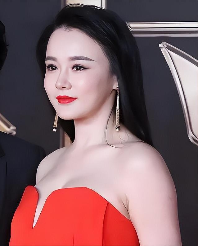 邹市明夫妇参加婚宴,冉莹颖喝多上台吹瓶!拳王羞愧捂脸(组图) - 3