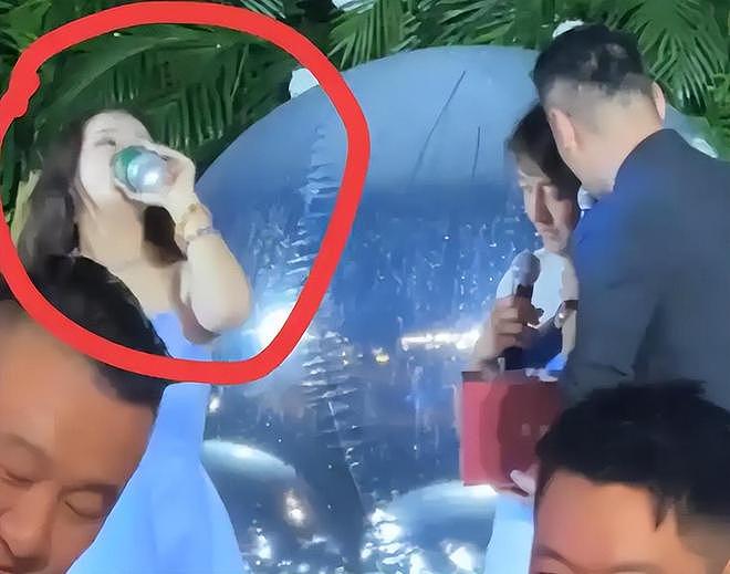 邹市明夫妇参加婚宴,冉莹颖喝多上台吹瓶!拳王羞愧捂脸(组图) - 17