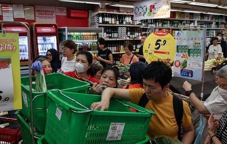 超强台风桦加沙来袭，广东香港多地停工、停课，港人超市扫货“好像拍灾难片”（视频/组图） - 8