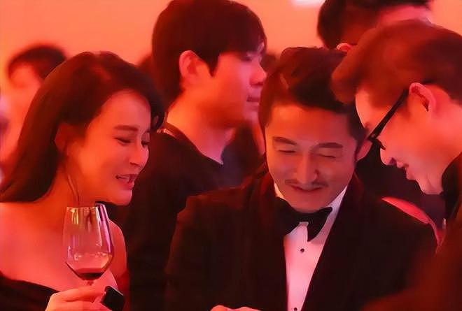 邹市明夫妇参加婚宴,冉莹颖喝多上台吹瓶!拳王羞愧捂脸(组图) - 20