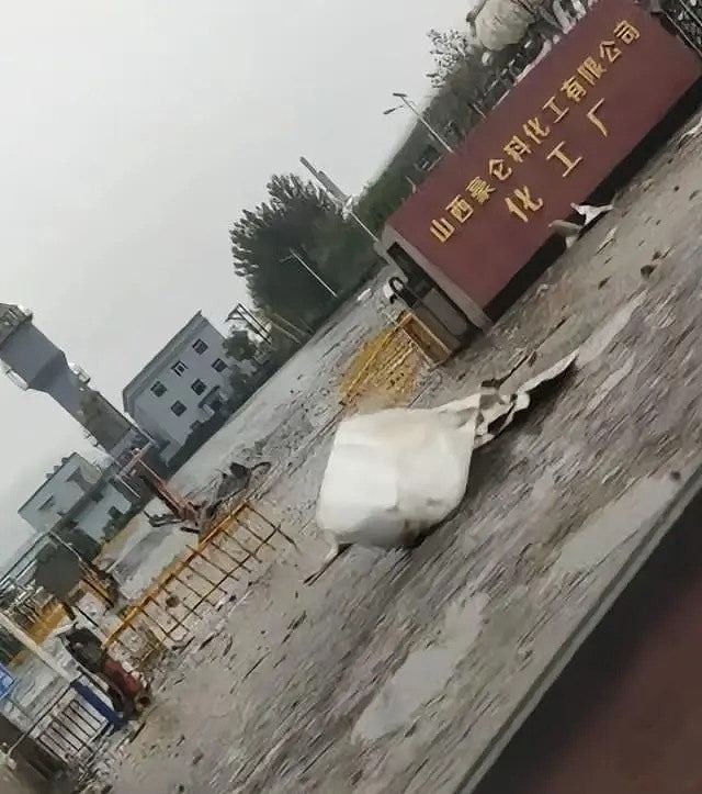 山西化工企业爆炸1死1伤！钢结构建筑严重变形，瓦砾散落如废墟（组图） - 3