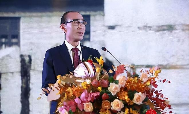 富豪也得带娃!他带外孙上游乐场,全程不撒手(组图) - 6
