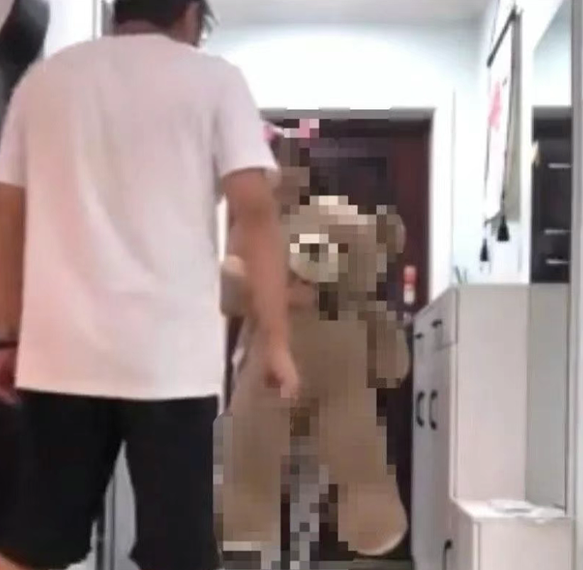 超美JK女孩被逼迫当众拍羞辱视频，报警后全网被受害女生数量惊呆（组图） - 5
