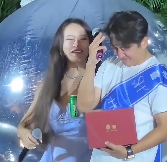 邹市明夫妇参加婚宴,冉莹颖喝多上台吹瓶!拳王羞愧捂脸(组图) - 18