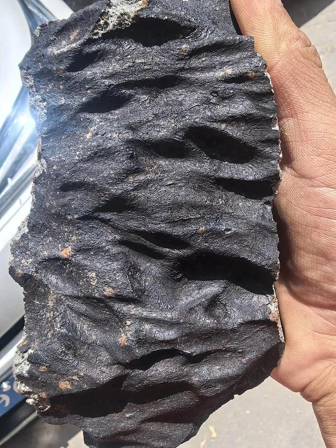 “陨石猎人”在茂名挖出423公斤陨石:陨石谁发现是谁的(组图) - 2
