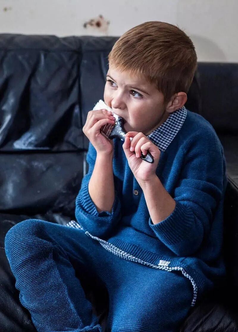 6岁娃严重异食癖，简直人形二哈！啥都抠，啥都吃，家都快拆没了...（组图） - 2