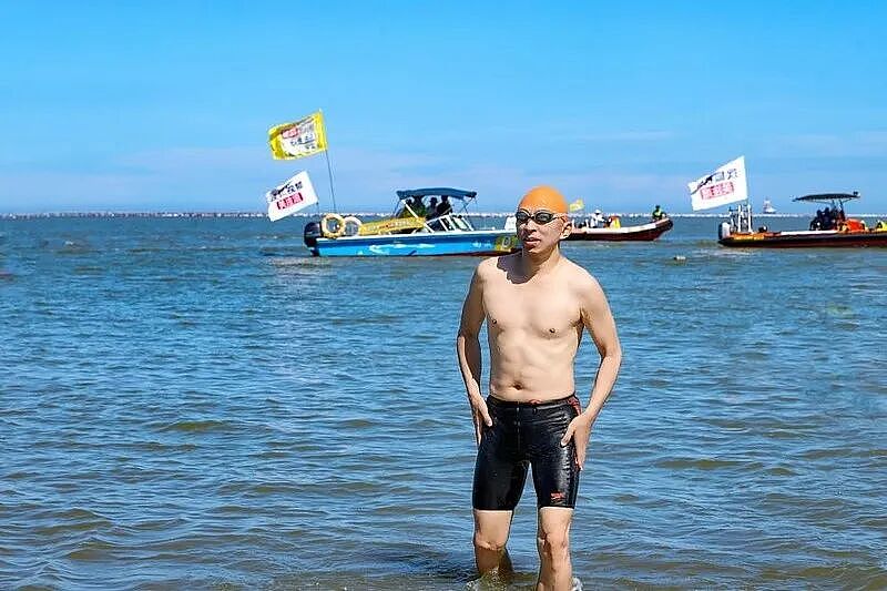 44岁当上首富，61岁横渡海峡，他在折腾啥？（组图） - 1