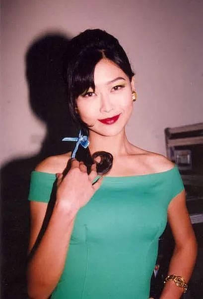 宣布正式破产!星途暗淡变三级女星,嫁入豪门开始洗白,今老公破产生活突变(组图) - 29