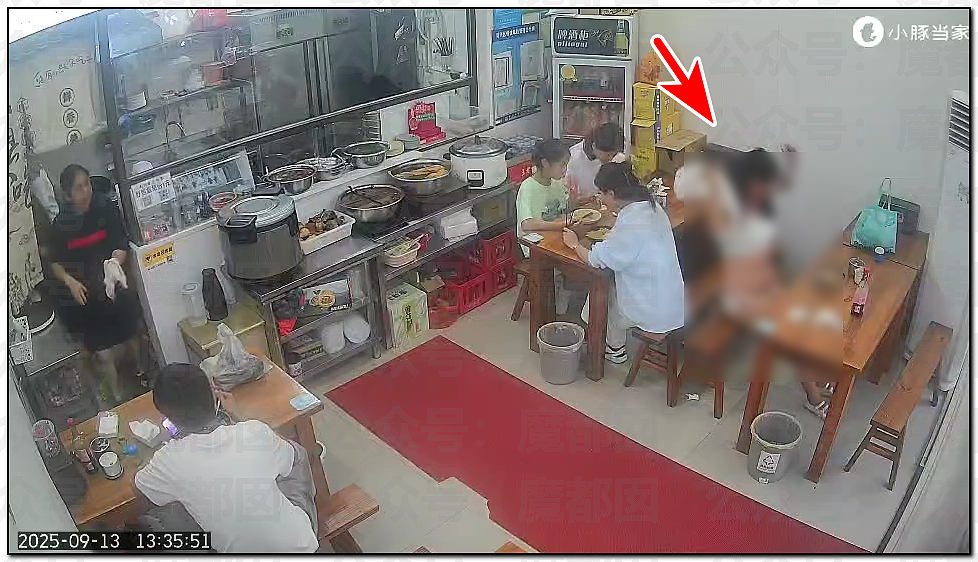 妙龄女子餐馆当众脱衣+马路上光下体揍路人和拦截车辆（视频/组图） - 3