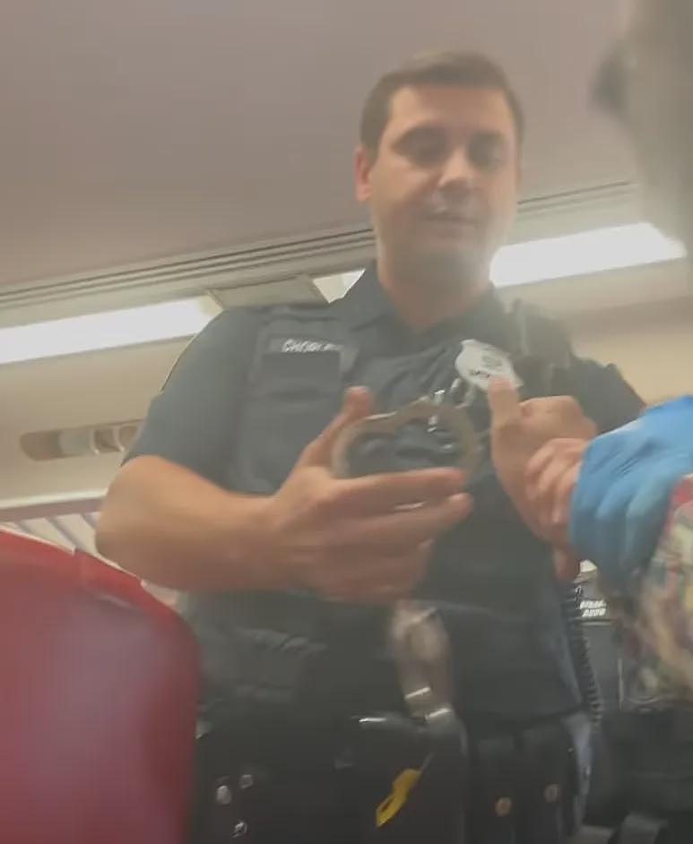非裔编剧地铁脚踩座位被白人老妇举报，警察当场上手铐！怒斥种族歧视（组图） - 2