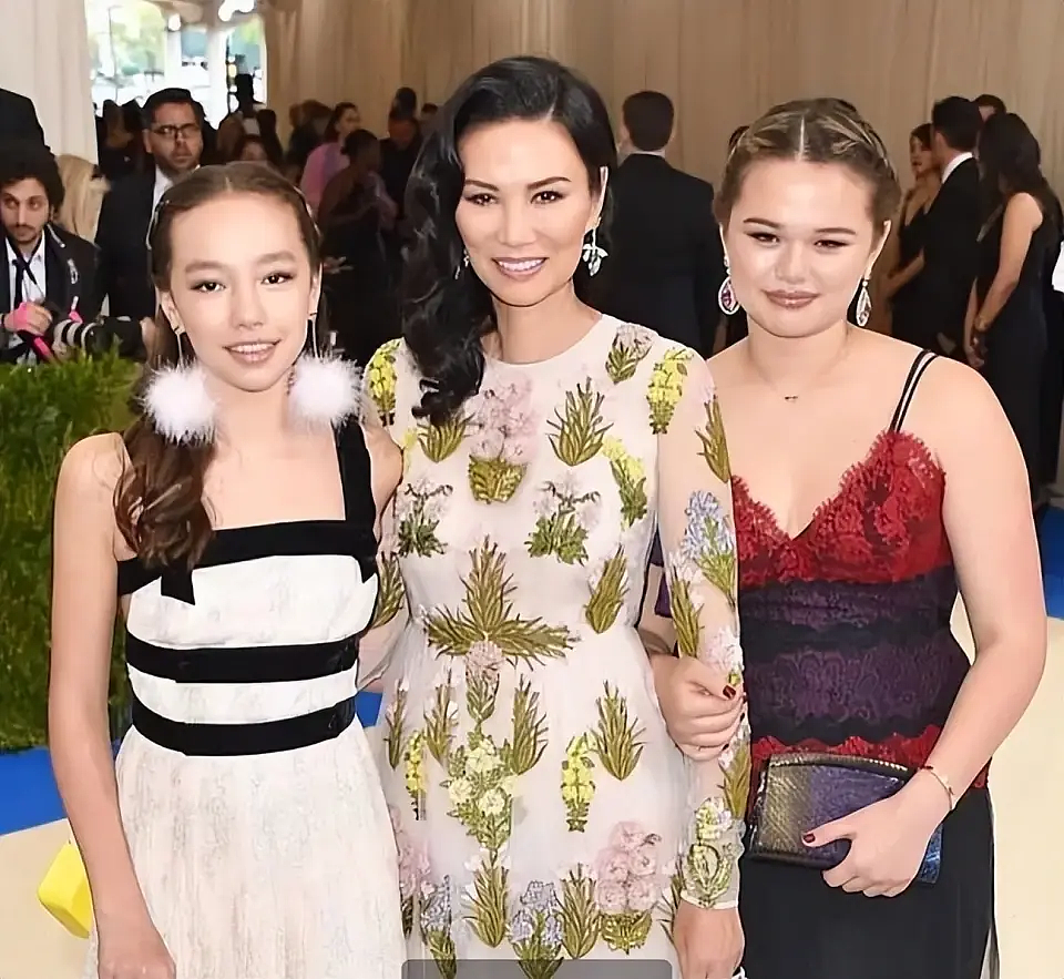 豪门大戏！邓文迪俩00后女儿爽爽躺赢默多克家族继承大战？又继承又拿百亿，比哥姐都快乐…（组图） - 20