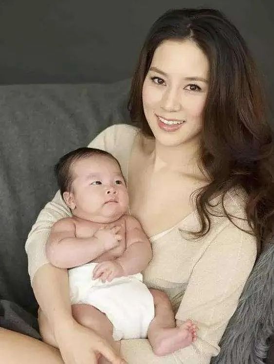 宣布正式破产!星途暗淡变三级女星,嫁入豪门开始洗白,今老公破产生活突变(组图) - 40