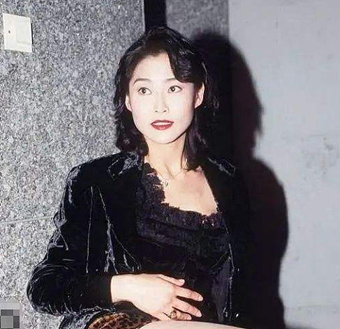 宣布正式破产!星途暗淡变三级女星,嫁入豪门开始洗白,今老公破产生活突变(组图) - 23