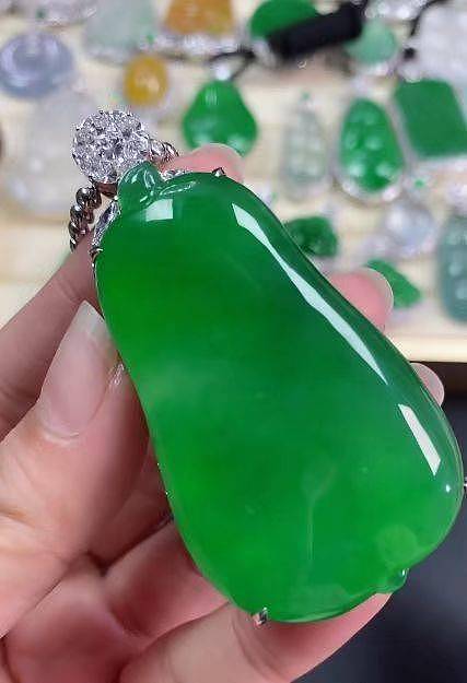 268万翡翠标错价26.8万卖出,商家拒发货判赔50万(组图) - 1