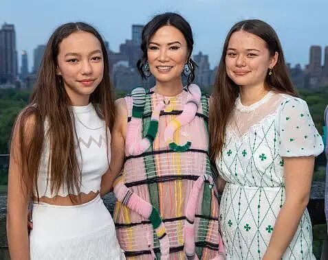 豪门大戏！邓文迪俩00后女儿爽爽躺赢默多克家族继承大战？又继承又拿百亿，比哥姐都快乐…（组图） - 18
