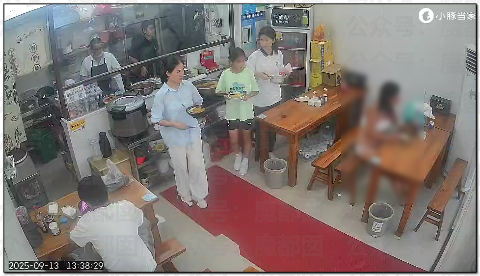 妙龄女子餐馆当众脱衣+马路上光下体揍路人和拦截车辆（视频/组图） - 4