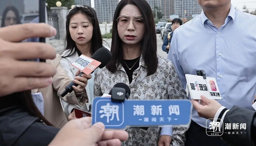中国首例“性侵认定工伤”案当事人崔丽丽,身穿遭性侵当日的衣服,与丈夫十指相扣出庭(视频/组图) - 2