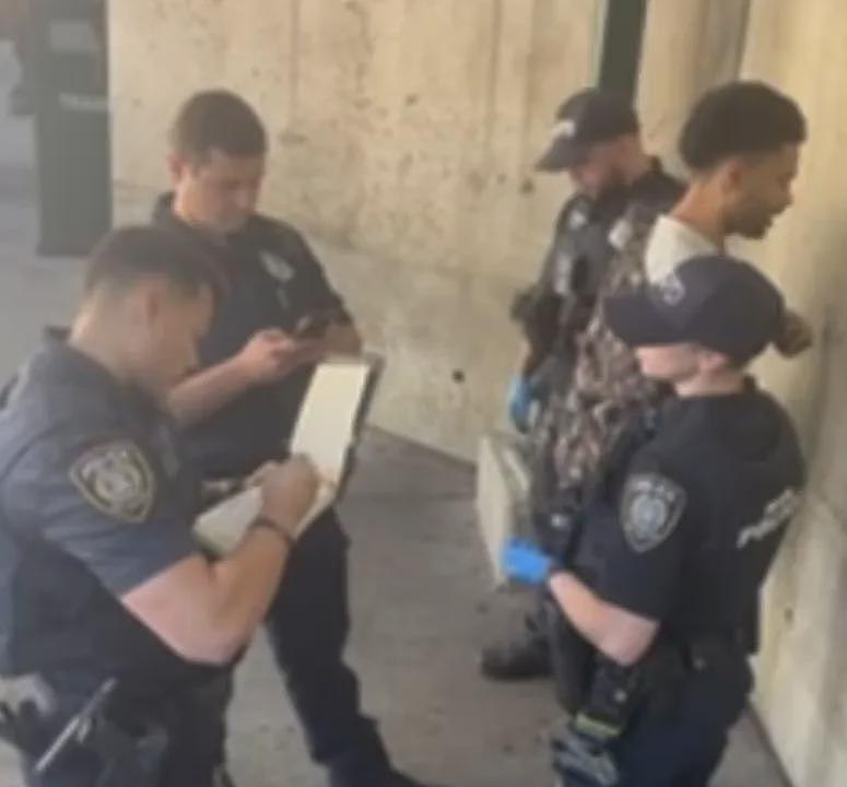 非裔编剧地铁脚踩座位被白人老妇举报，警察当场上手铐！怒斥种族歧视（组图） - 1