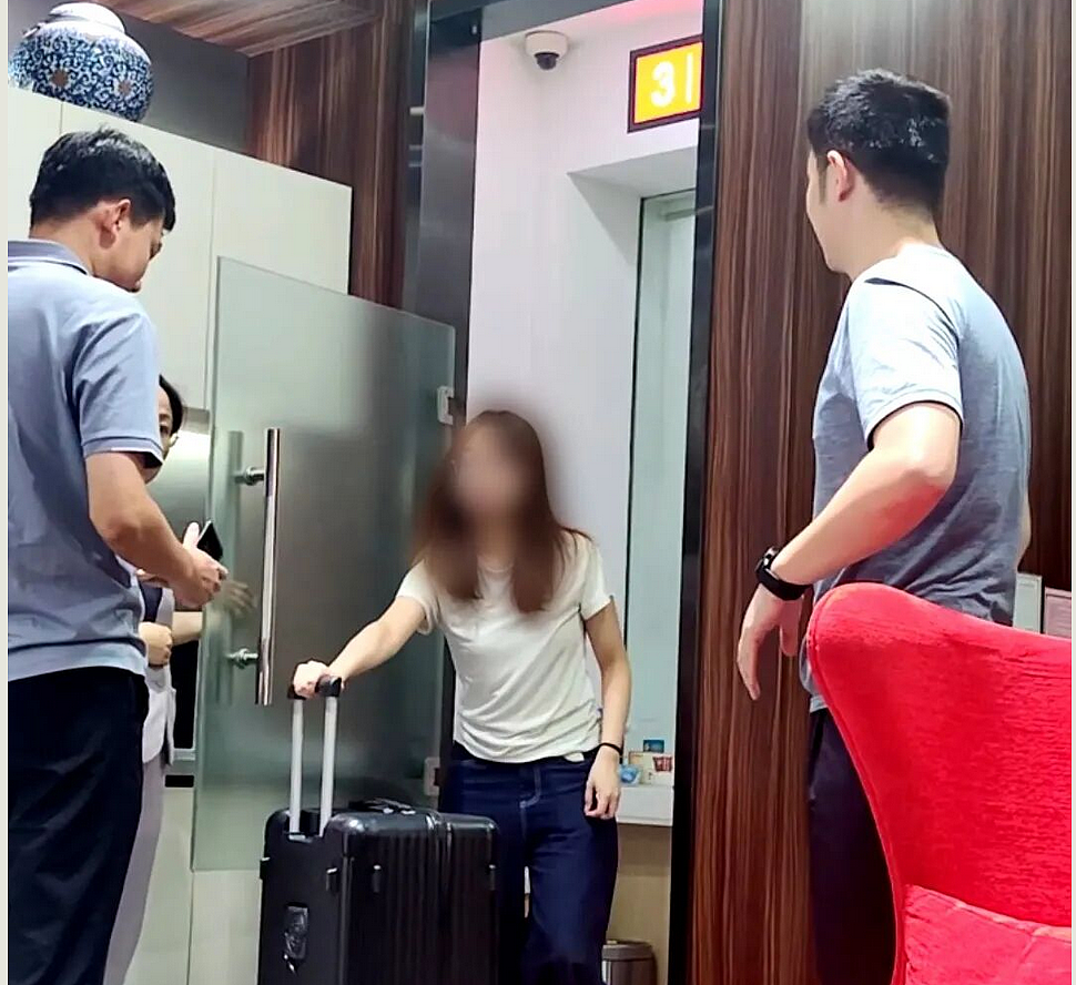 18岁中国女留学生连夜从澳洲回国,带着空行李箱去银行要取90万现金(组图) - 1