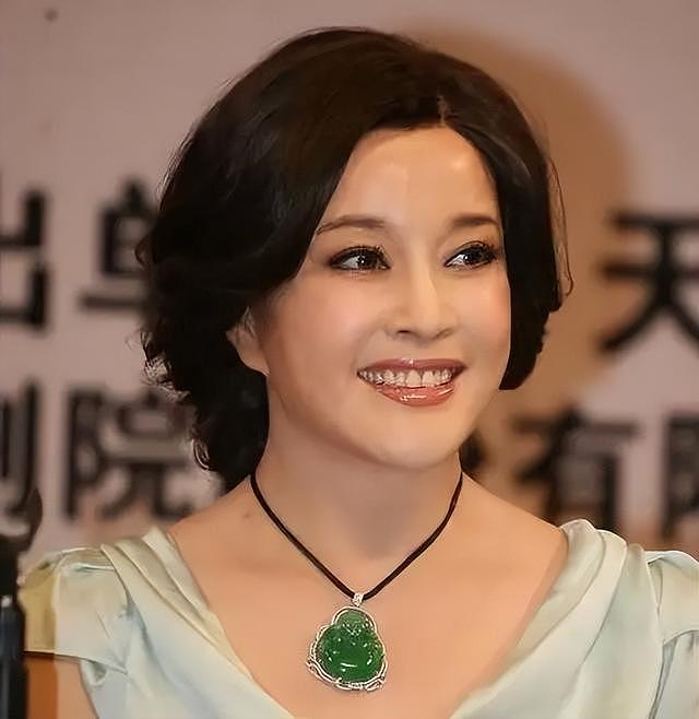 74岁老戏骨刘晓庆坦言 :以为我没孩子没老公就可怜?我过得很滋润(组图) - 1