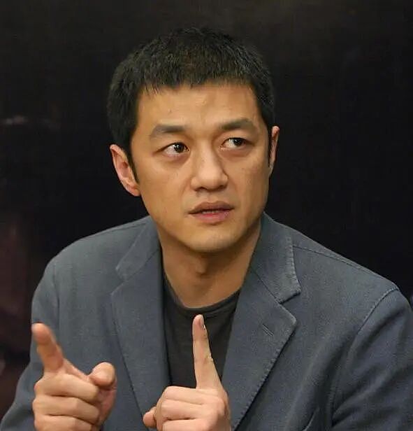 53岁的李亚鹏现状曝光！公司狂赚70亿后，带娇妻住乡下吃野菜（组图） - 1