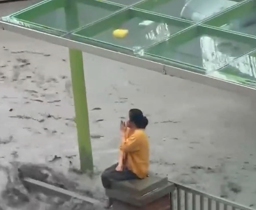 台风“桦加沙”致台湾发生洪灾：当地桥梁被冲断街道变河道，民众爬墙求救（视频/组图） - 3